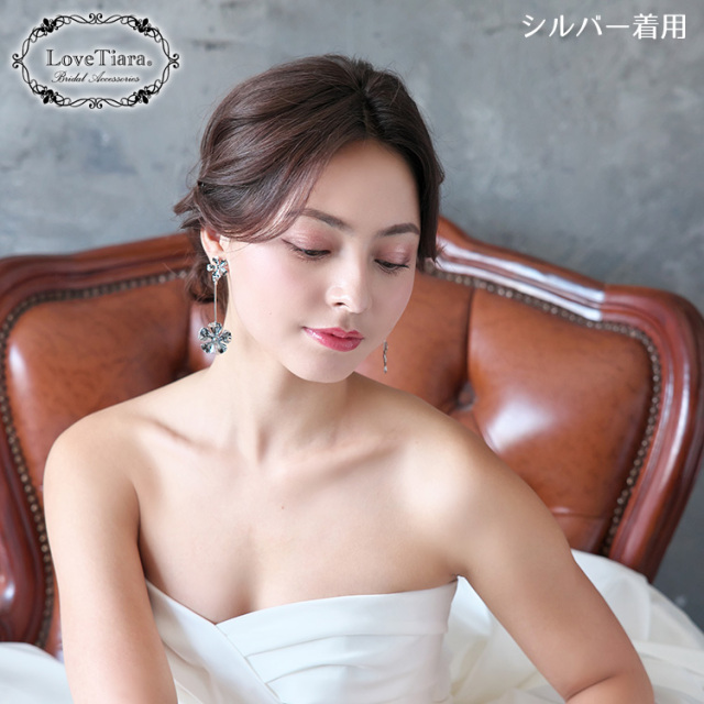 ロングフラワーイヤリング／ピアス・アウトレット 着用イメージ