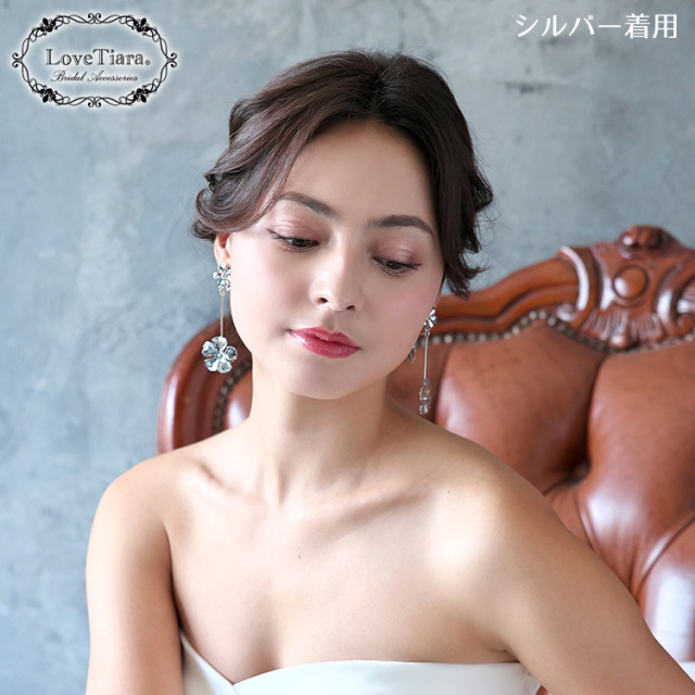 ロングフラワーイヤリング／ピアス・アウトレット 着用イメージ