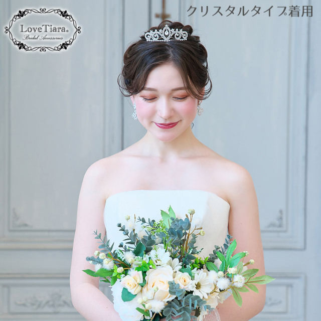 クラシカルコームティアラを着用した女性のイメージ（クリスタルタイプ）