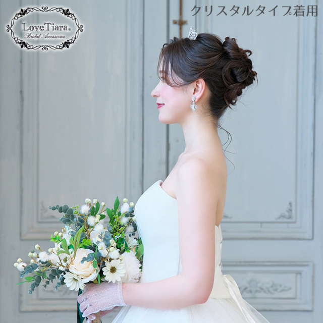 クラシカルコームティアラを着用した女性の横から見たイメージ（クリスタルタイプ）