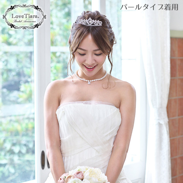 クラシカルコームティアラを着用した女性のイメージ（パールタイプ）