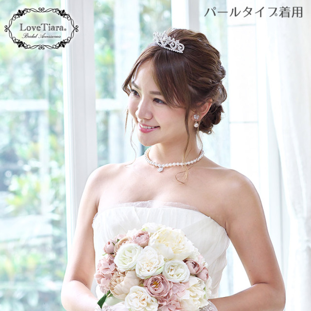 クラシカルコームティアラを着用した女性のイメージ（パールタイプ）