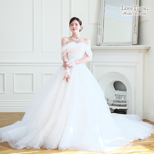 オフショルダーのウエディングドレスで合わせた女性のイメージ