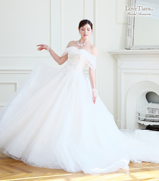 オフショルダーのウエディングドレスで合わせた女性のイメージ