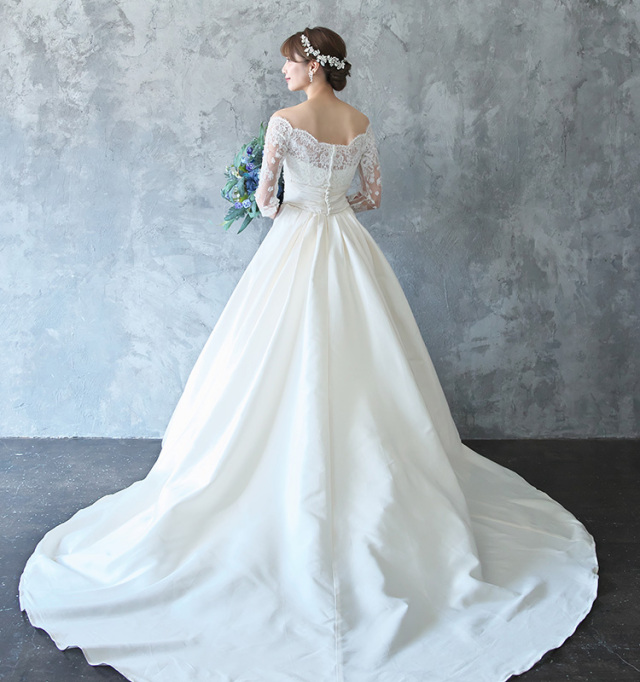 シルバー、ウェディングドレスとシニヨンヘアで合わせた女性のイメージ