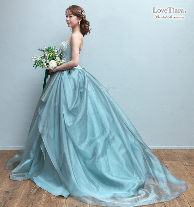 カラードレスとハーフツインヘアで合わせた女性のイメージ