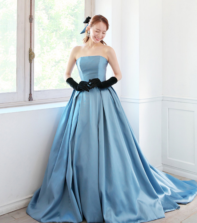 カラードレスとハーフアップヘアでブラックカラーを合わせた女性のイメージ