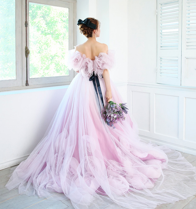 カラードレスと高めアップヘアでブラックカラーを合わせた女性のイメージ