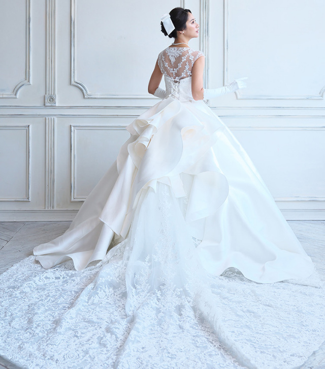 ウェディングドレスと高めアップヘアでオフホワイトカラーを合わせた女性のイメージ