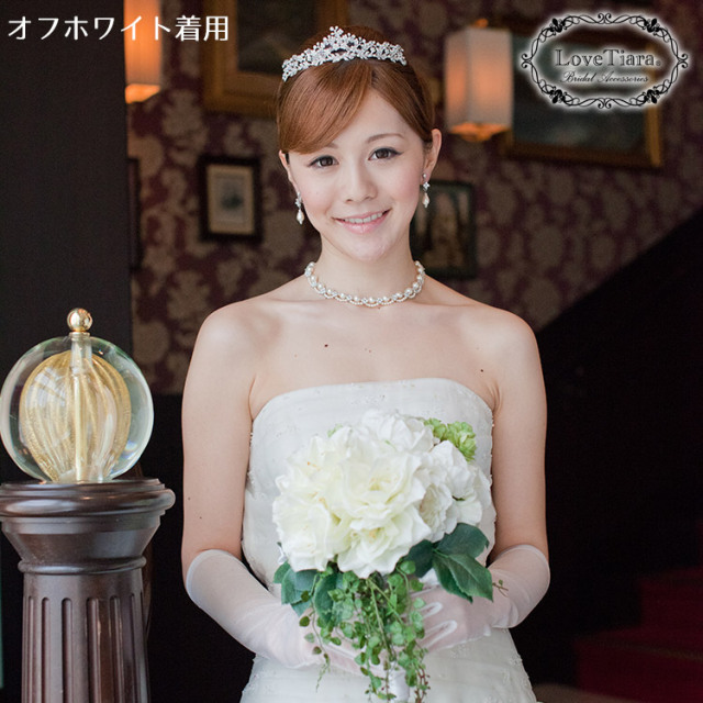 オーガンジーグローブショートを身に着けた女性