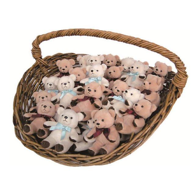 かごに載っている小さなくまのぬいぐるみ