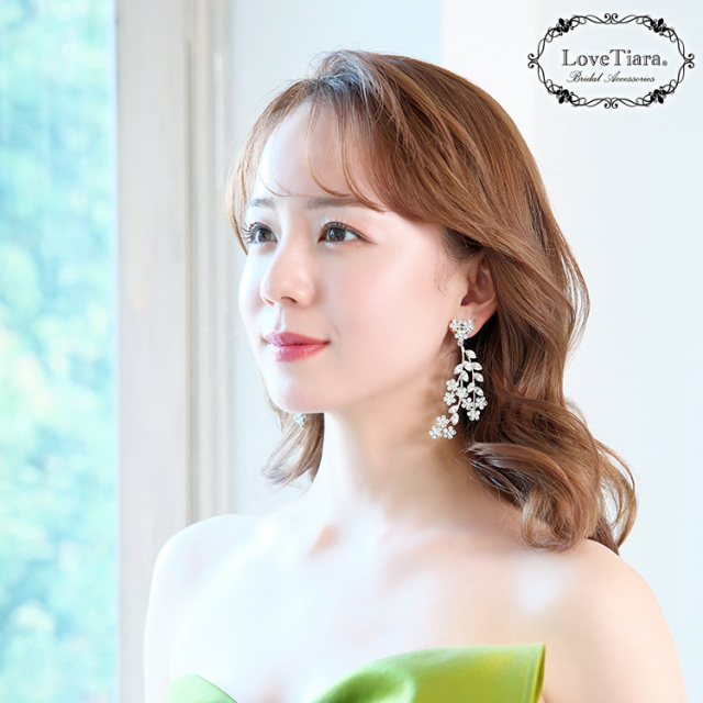 ブリリアントフラワークリスタルイヤリング／ピアス 着用イメージ