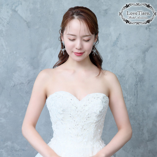 ダブルリボンクリスタルイヤリング／ピアス 着用イメージ