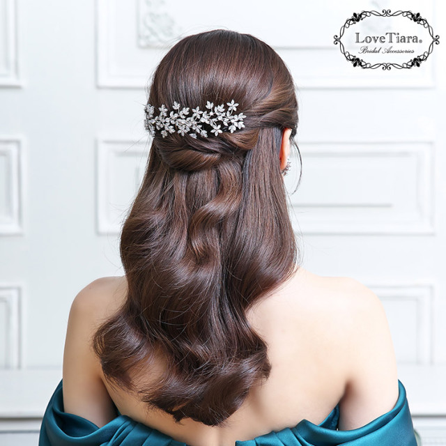 ジルコニアヘアコーム【エミル】 を着用した女性の後ろ姿