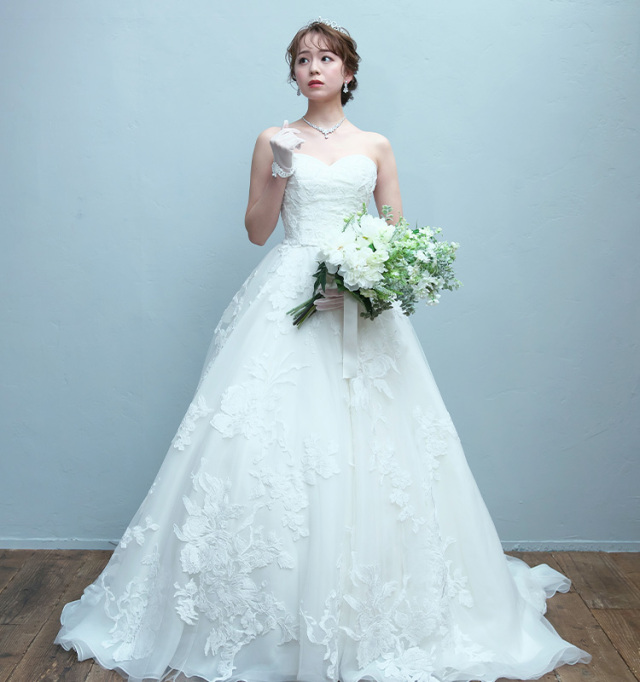 シルバーカラーをウェディングどれとティアラで合わせた女性のイメージ