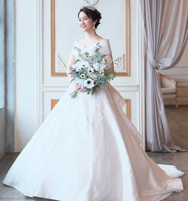 高めアップヘアスタイルとティアラで合わせた女性のイメージ