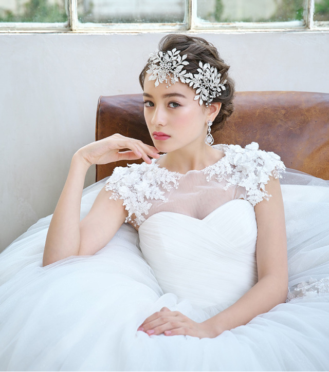 ニュアンスあるシニヨンヘアスタイルとヘッドドレスで合わせた女性のイメージ