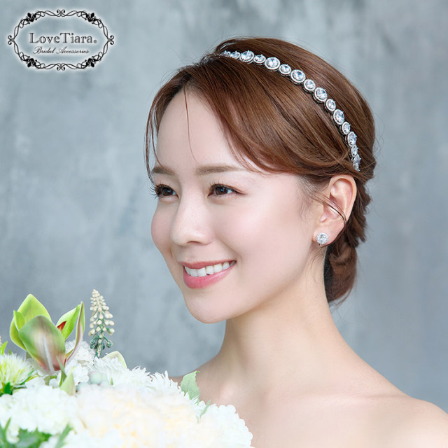 ラウンドジルコニアイヤリング／ピアス 着用イメージ