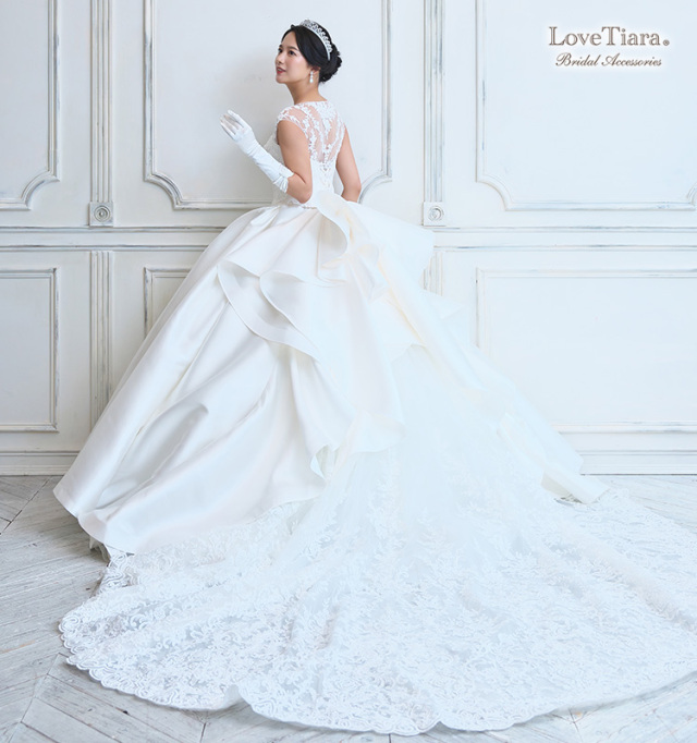 ドレス姿の女性