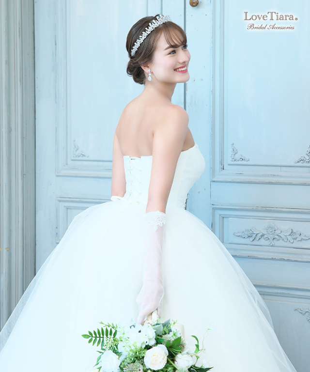 ティアラを身に着けた女性