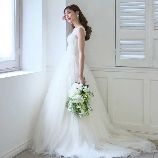 シルバーカラーをウエディングドレスとダウンヘアで合わせた女性のイメージ