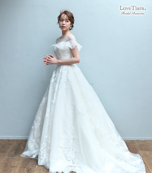 シニヨンヘアとクラウンで合わせた女性のイメージ