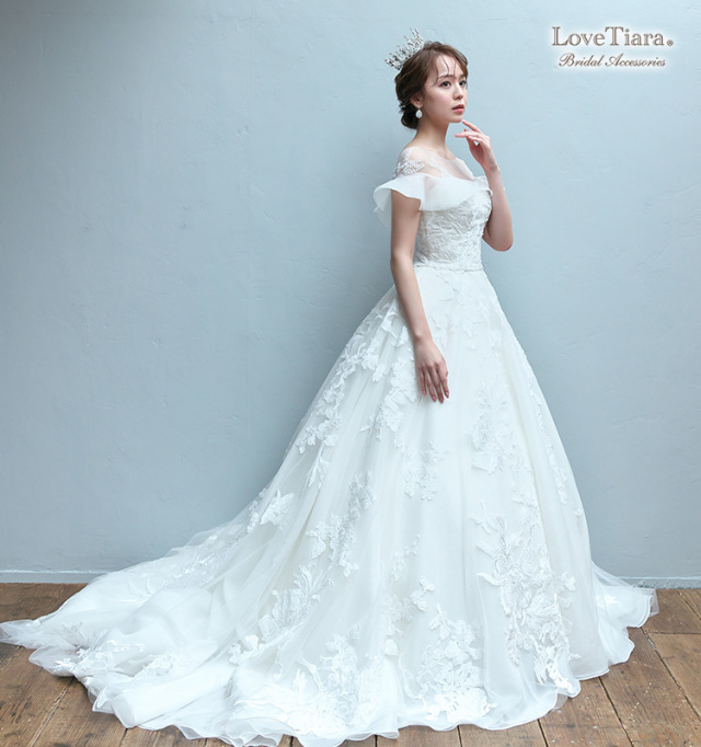 シニヨンヘアとクラウンで合わせた女性のイメージ