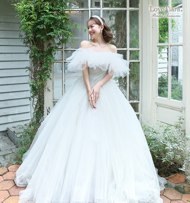 ダウンヘアとカチューシャを合わせた女性のイメージ