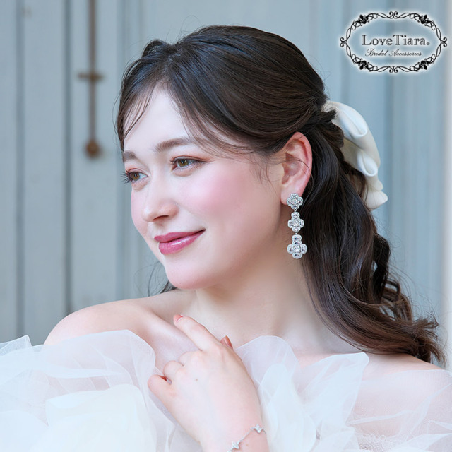 エバーラスティングジルコニアイヤリング／ピアスを着用した女性のイメージ