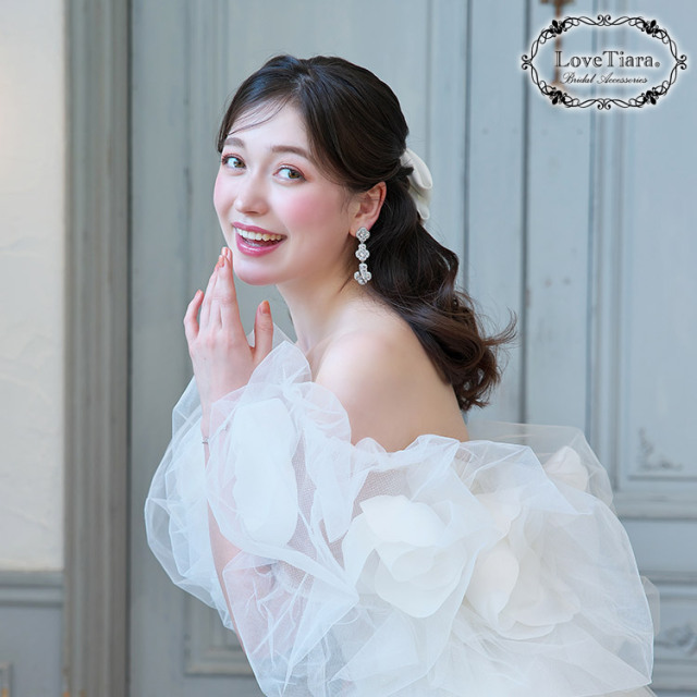 エバーラスティングジルコニアイヤリング／ピアスを着用した女性のイメージ