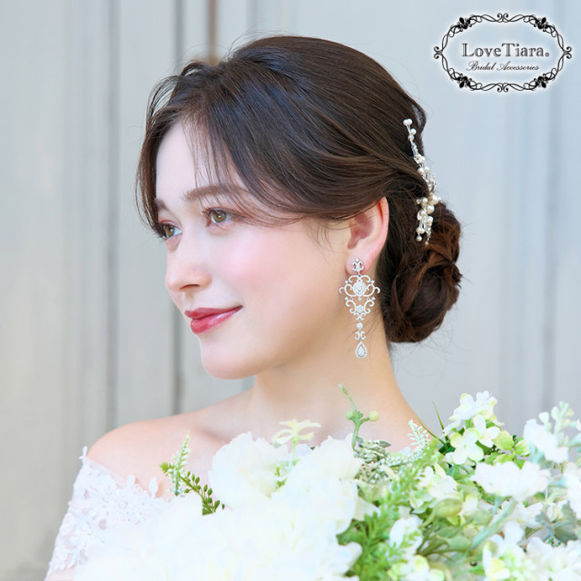 エバーラスティングジルコニアイヤリング／ピアスを着用した女性のイメージ