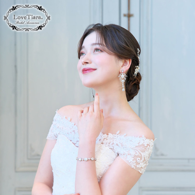 エバーラスティングジルコニアイヤリング／ピアスを着用した女性のイメージ