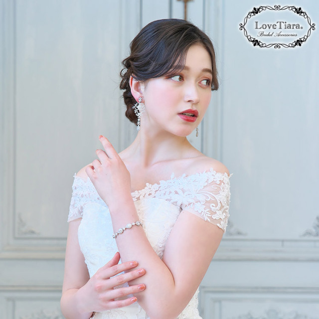 エバーラスティングジルコニアイヤリング／ピアスを着用した女性のイメージ