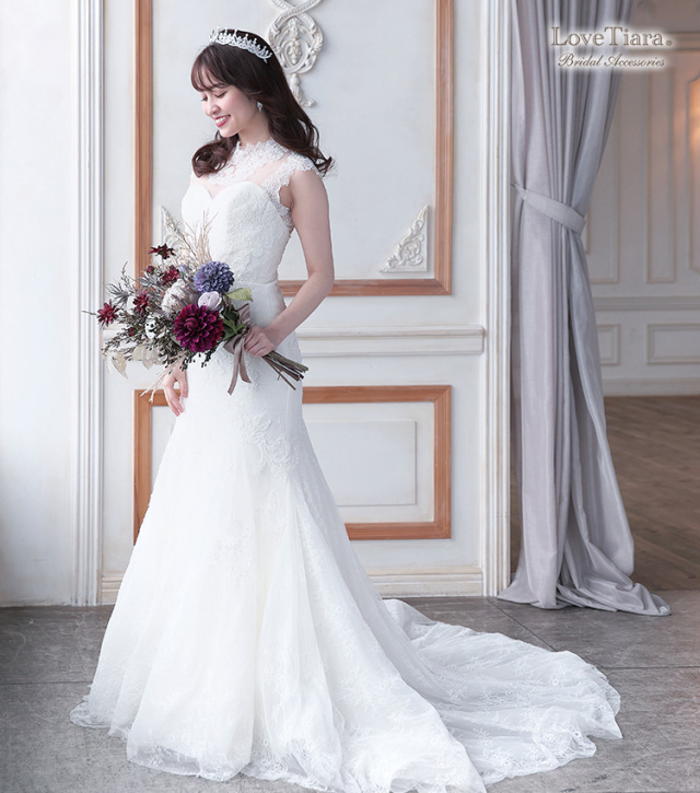 ダウンヘアスタイルで合わせた女性のイメージ