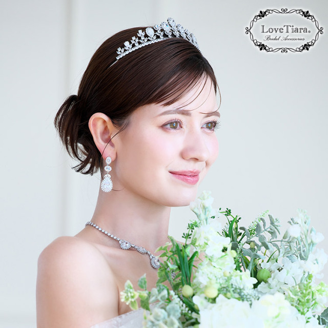 ラディアントジルコニアティアラの着用した女性のイメージ