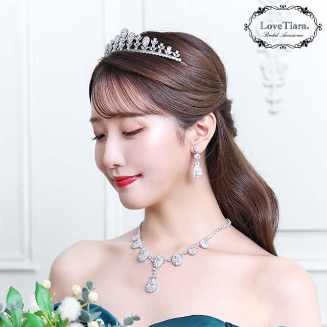 ラディアントジルコニアティアラの着用した女性のイメージ