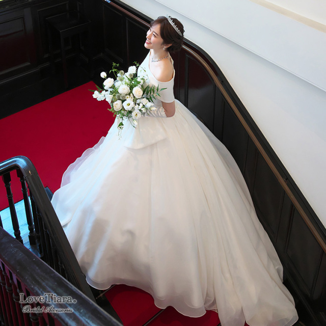 カリスタジルコニアティアラを着用した女性のイメージ