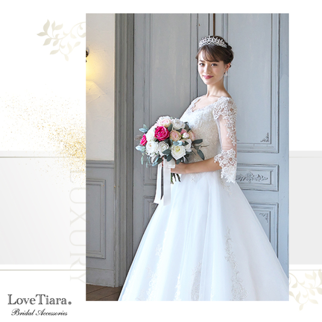 ロイヤルハートジルコニアティアラを身に着けた女性