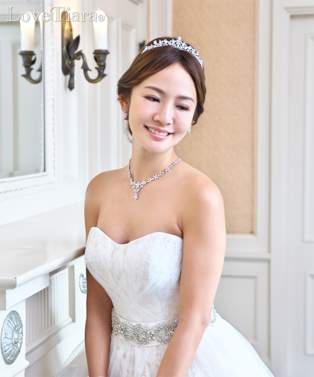 サラ ジルコニア ティアラ 王冠 華やか 髪飾り キュービックジルコニア ウェディング 結婚式 クラウン ウエディング ブライダル キラキラ ヘッド アクセ ヘッドアクセサリー 豪華 花嫁 アクセサリー カチューシャ ヘアアクセサリー