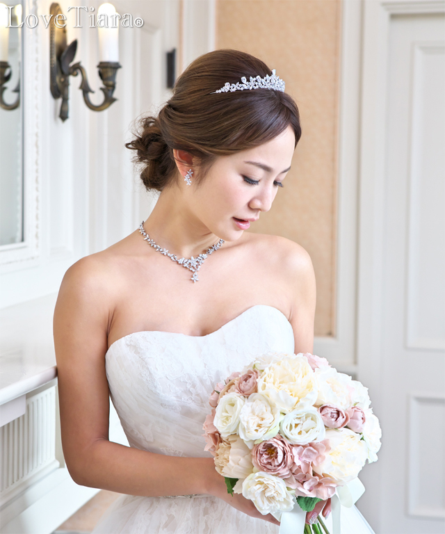 サラ ジルコニア ティアラ 王冠 華やか 髪飾り キュービックジルコニア ウェディング 結婚式 クラウン ウエディング ブライダル キラキラ ヘッド アクセ ヘッドアクセサリー 豪華 花嫁 アクセサリー カチューシャ ヘアアクセサリー