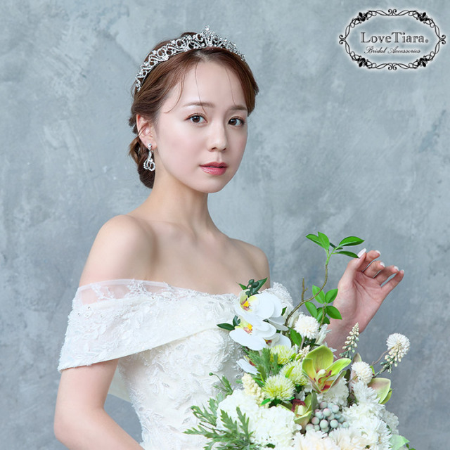 クラシカルクラウンティアラ＆イヤリング／ピアスセット 着用イメージ