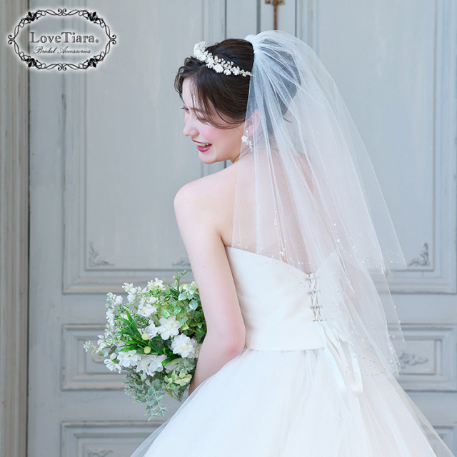 ガーデニアティアラを着用した女性のイメージ