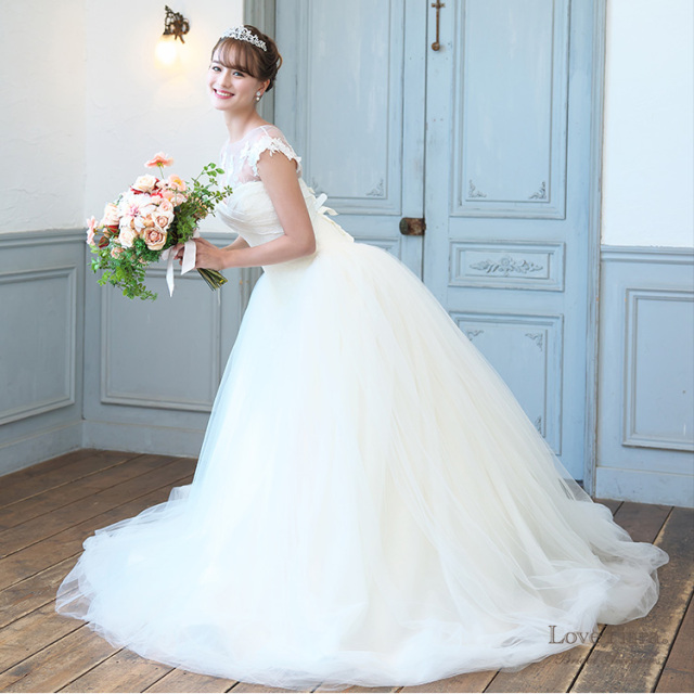 高めアップヘアでノーネックレスで着用した女性のイメージ