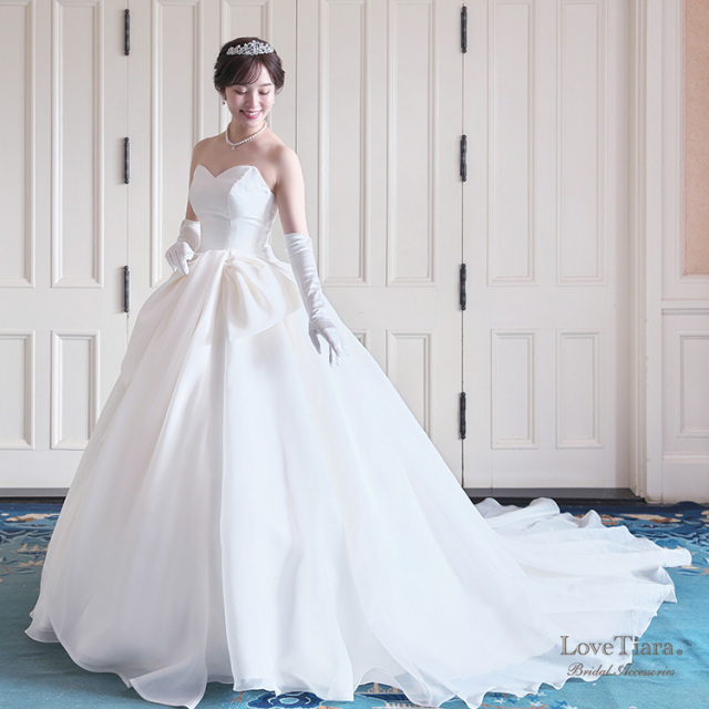 低めシニヨンヘアで着用した女性のイメージ