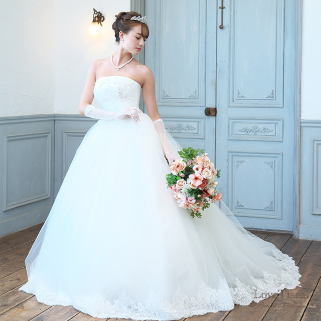 高めアップヘアでネックレスと合わせたイメージ