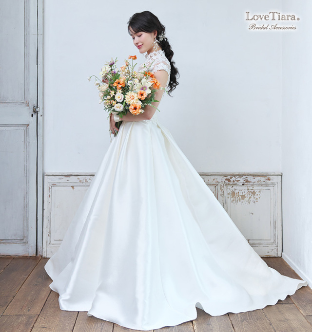 シルバーカラーをウエディングドレスと編みおろしヘアで合わせた女性のイメージ