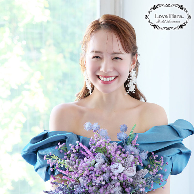 ホワイトフラワーイヤリング/ピアス 着用イメージ