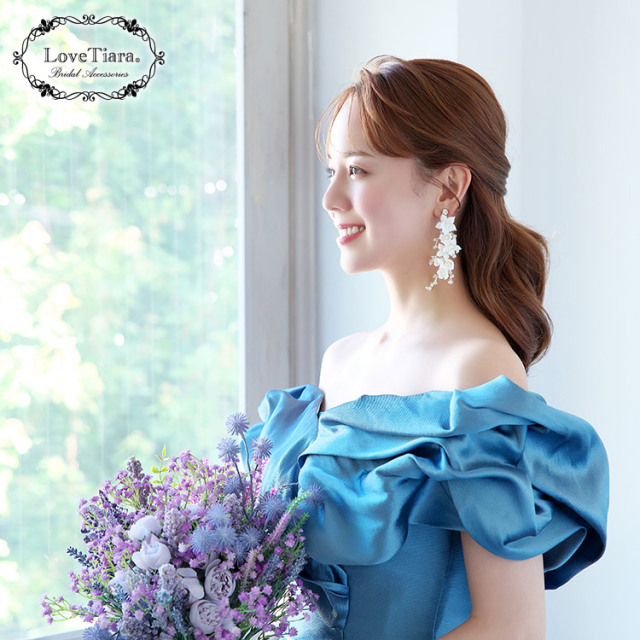 ホワイトフラワーイヤリング/ピアス 着用イメージ