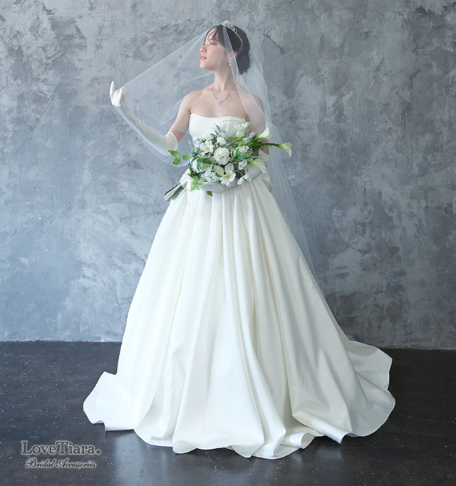 低めの位置に着用でベールダウンした女性のイメージ