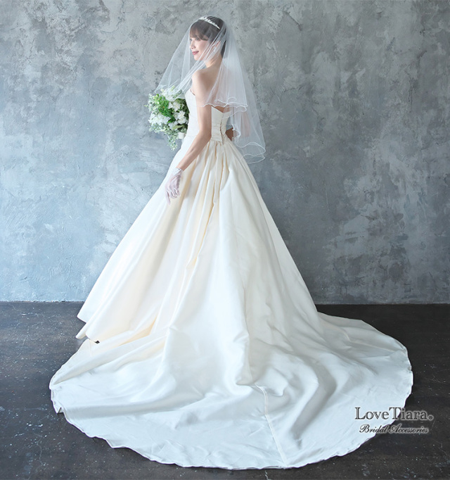 低めティアラ＆ベールを上部に着用した女性のイメージ（ベールダウン）